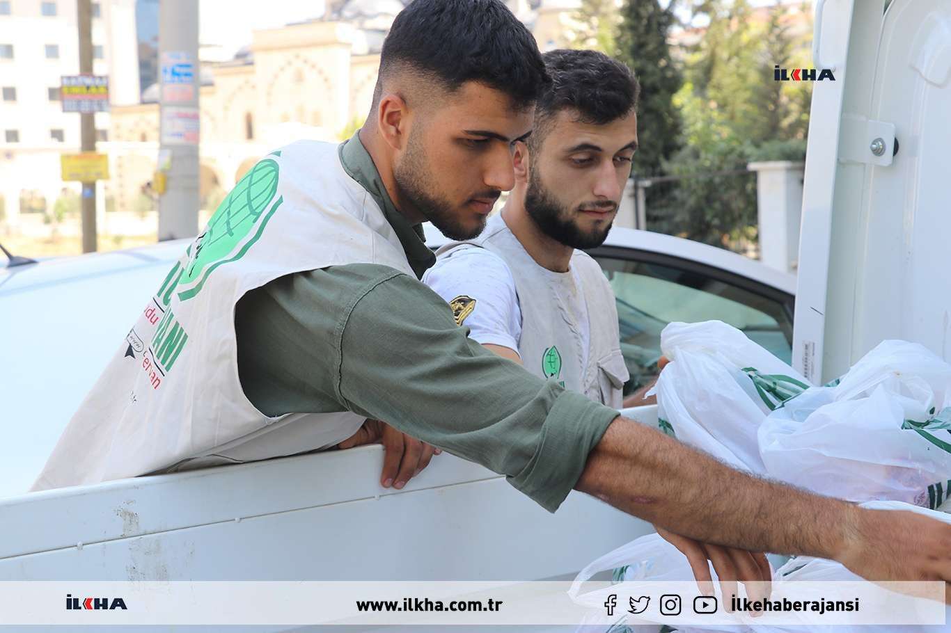 Hope Caravan distributes meat from sacrificed animals to needy in southeastern Türkiye
